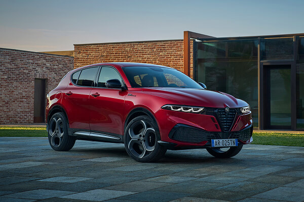 Front angled view of Alfa Romeo Tonale