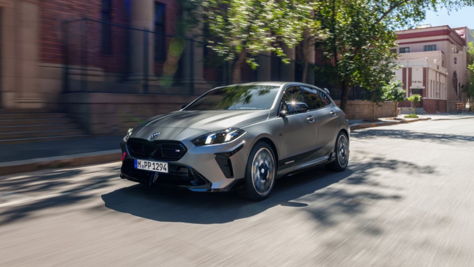 Front angled view of BMW 1 Series