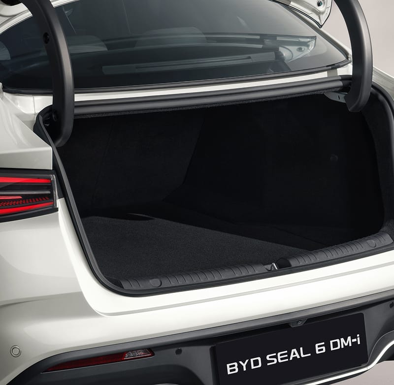 New BYD Seal 6 DM-i interior