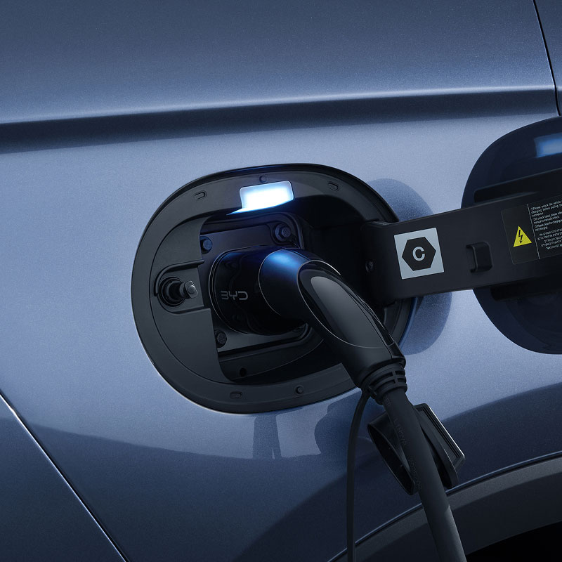 Close up of SEALION 5 DM-i charging