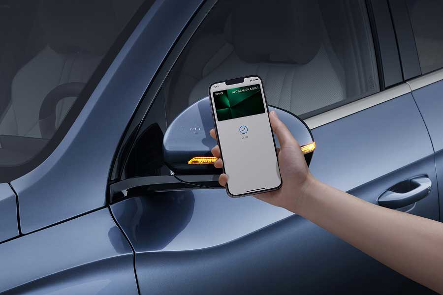 New BYD Seal 6 DM-i wireless charging