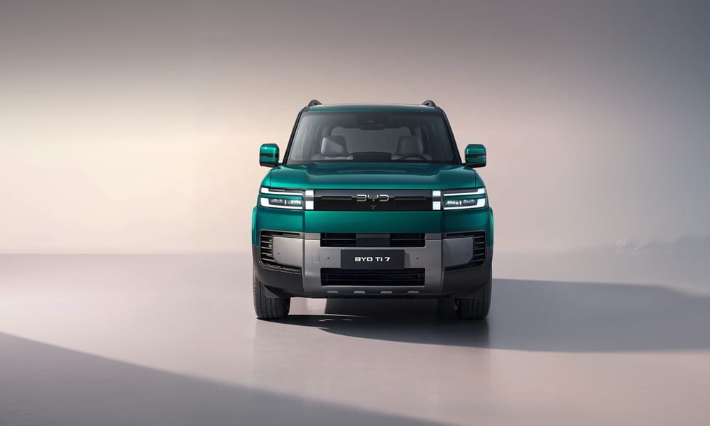 Front view of the BYD Ti 7 in green
