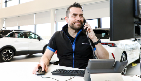 Sales Consultant using phone