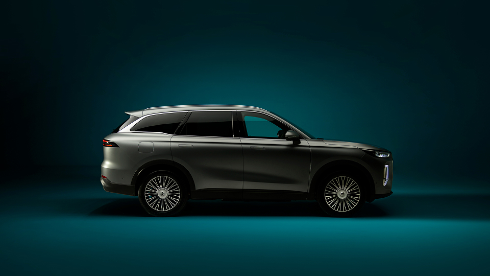 Side view of Chery TIGGO 9 in grey