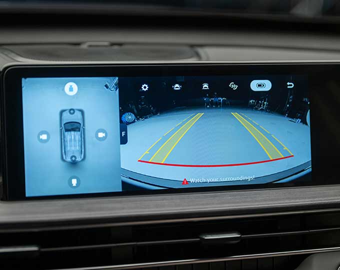 Close up of Tiggo 4 screen showing parking camera and guides