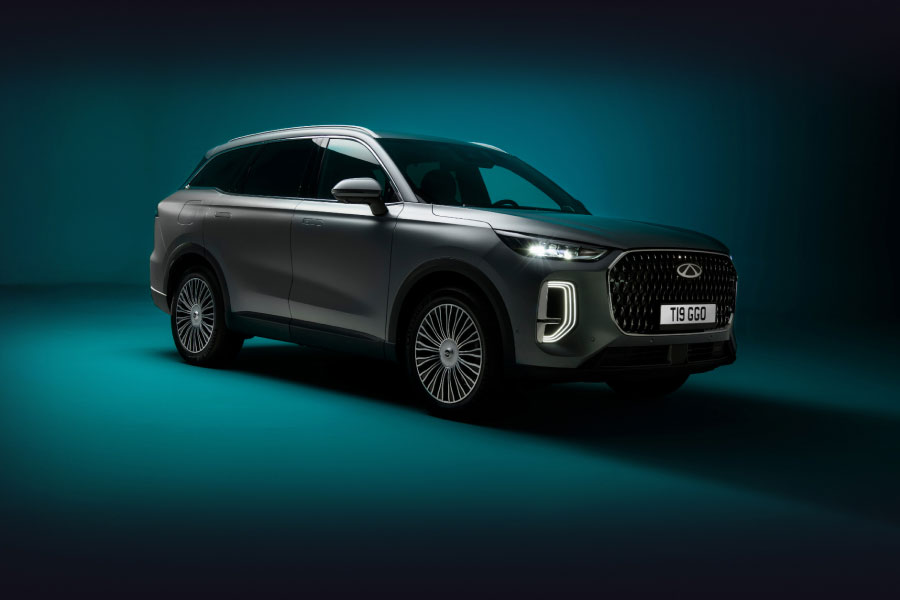 Chery Tiggo 9 in dark silver against a dark green background