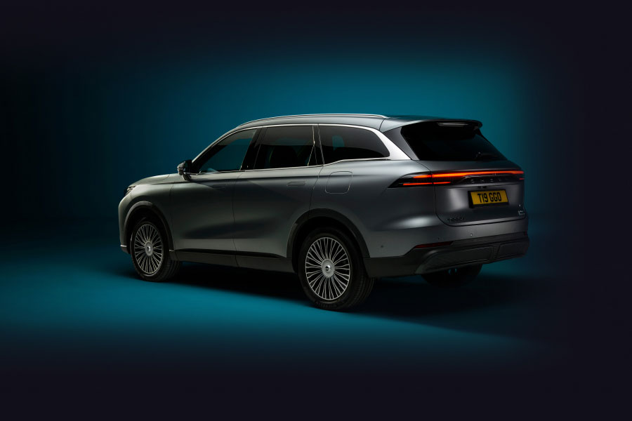 Chery Tiggo 9 rear side in dark silver against a dark green background