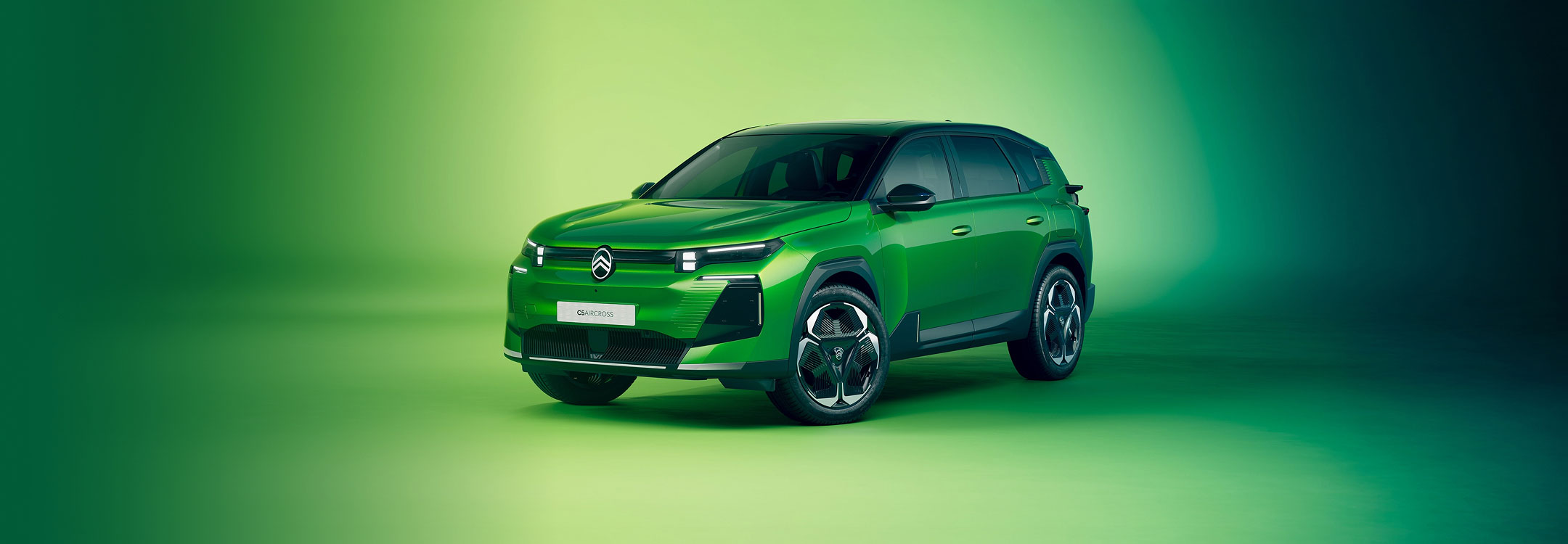 Front angled view of Citroën C5 Aircross in lime green
