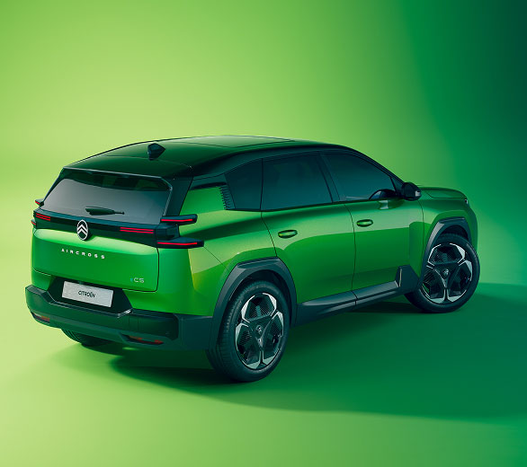 Birds eye rear side view of a green Citroën C5 Aircross facing right