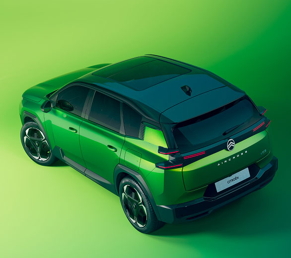 Birds eye rear side view of a green Citroën C5 Aircross facing left