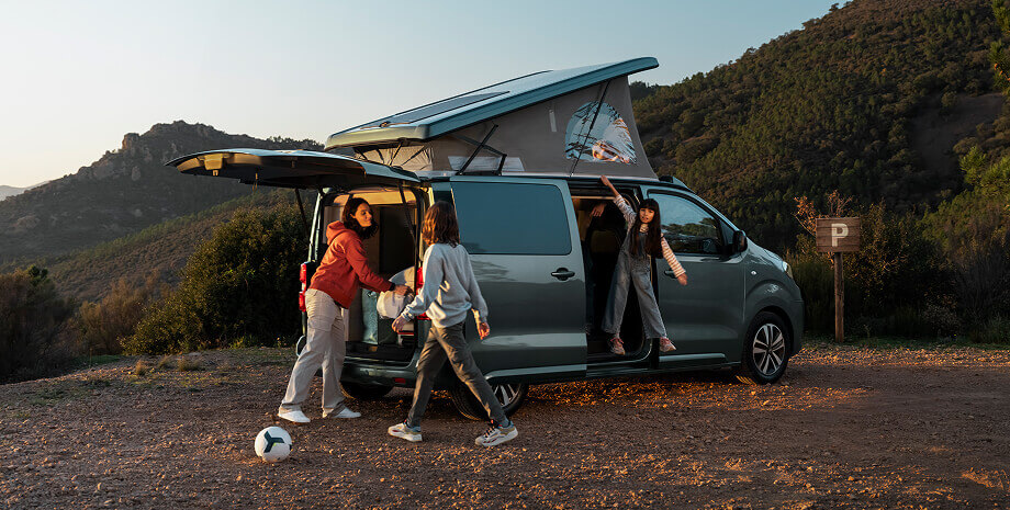 Rear side view of Citroën Holidays with family