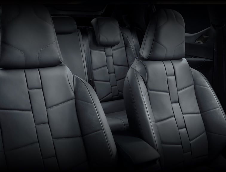 Driver and passanger leather seats with stitched panels