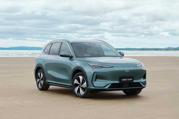 Front angled view Geely EX5