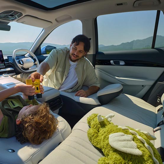 Geely Starray interior showing father and son playing with seats down