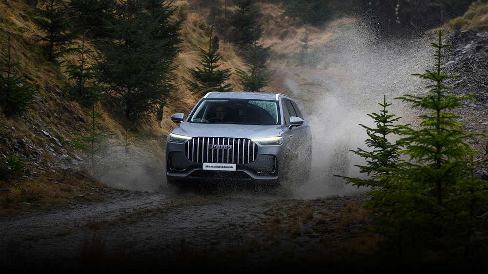 JAECOO 8 driving through rain and mud