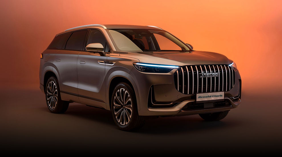 JAECOO 8 driving through rain and mud