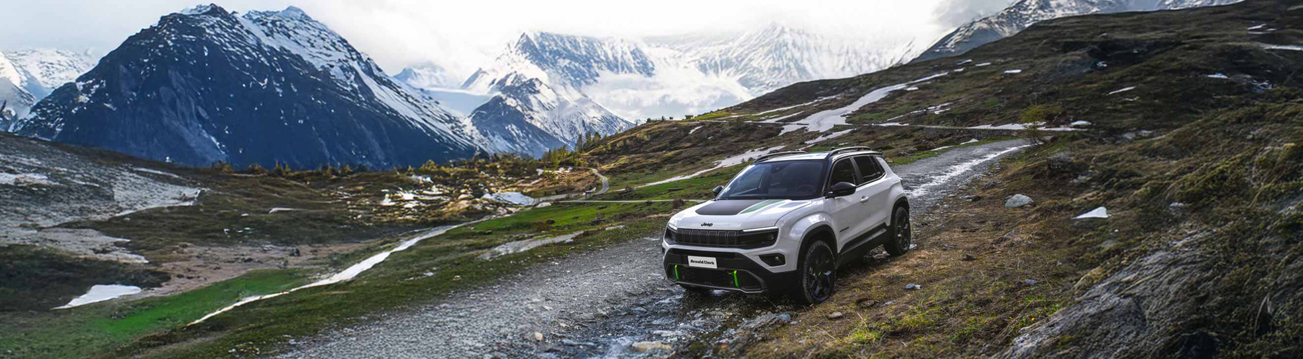 Jeep Avenger 4xe driving down a mountain road