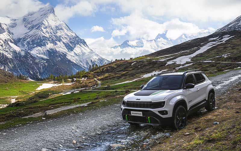 Jeep Avenger 4xe driving down a mountain road