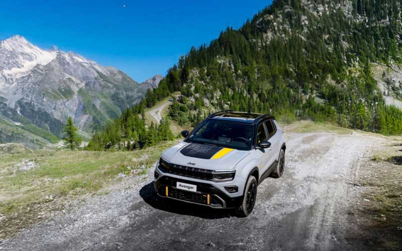 Jeep Avenger 4xe driving on gravel mountain road