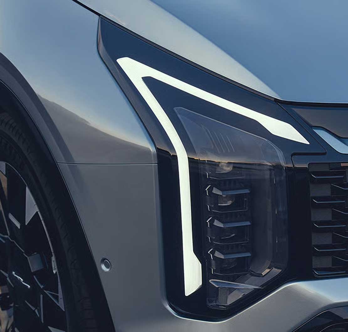 Kia Sportage front headlight