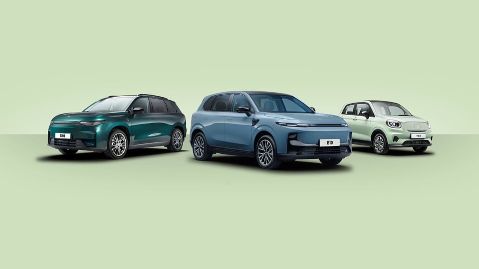 Three modern Leapmotor cars in green, blue, and light green, displayed on a light green background