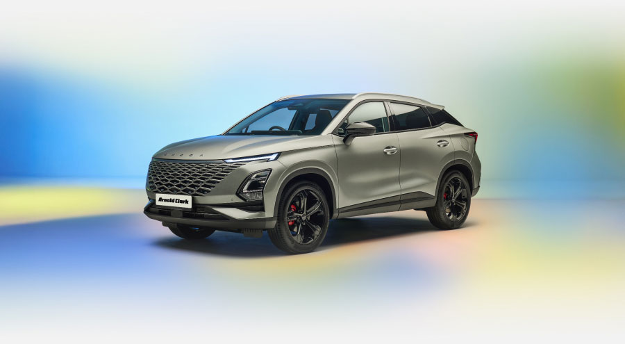 OMODA 5 against a multicoloured background