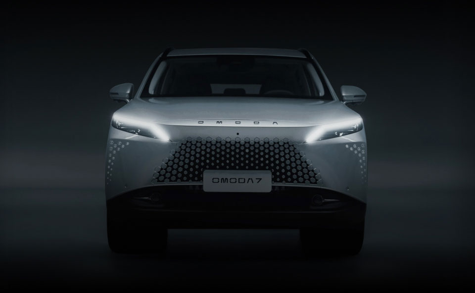 Front view of the new OMODA 7 in silver
