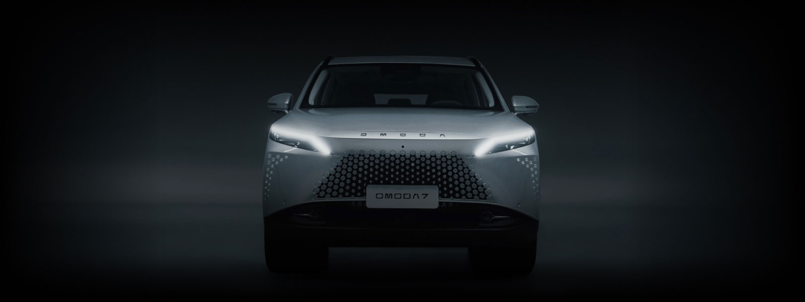 Front view of the new OMODA 7 in silver