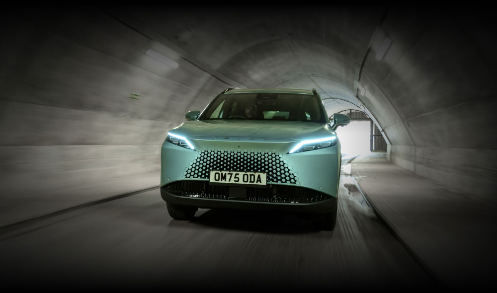 OMODA 7 driving through a tunnel