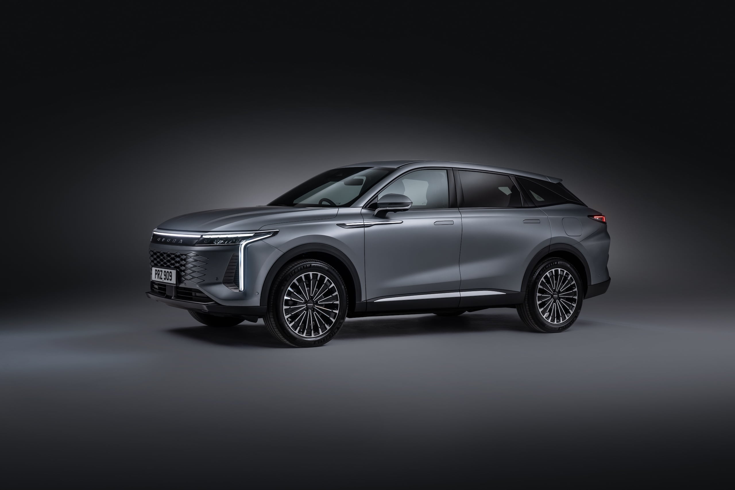 Omoda 9 front seven-eighth perspective