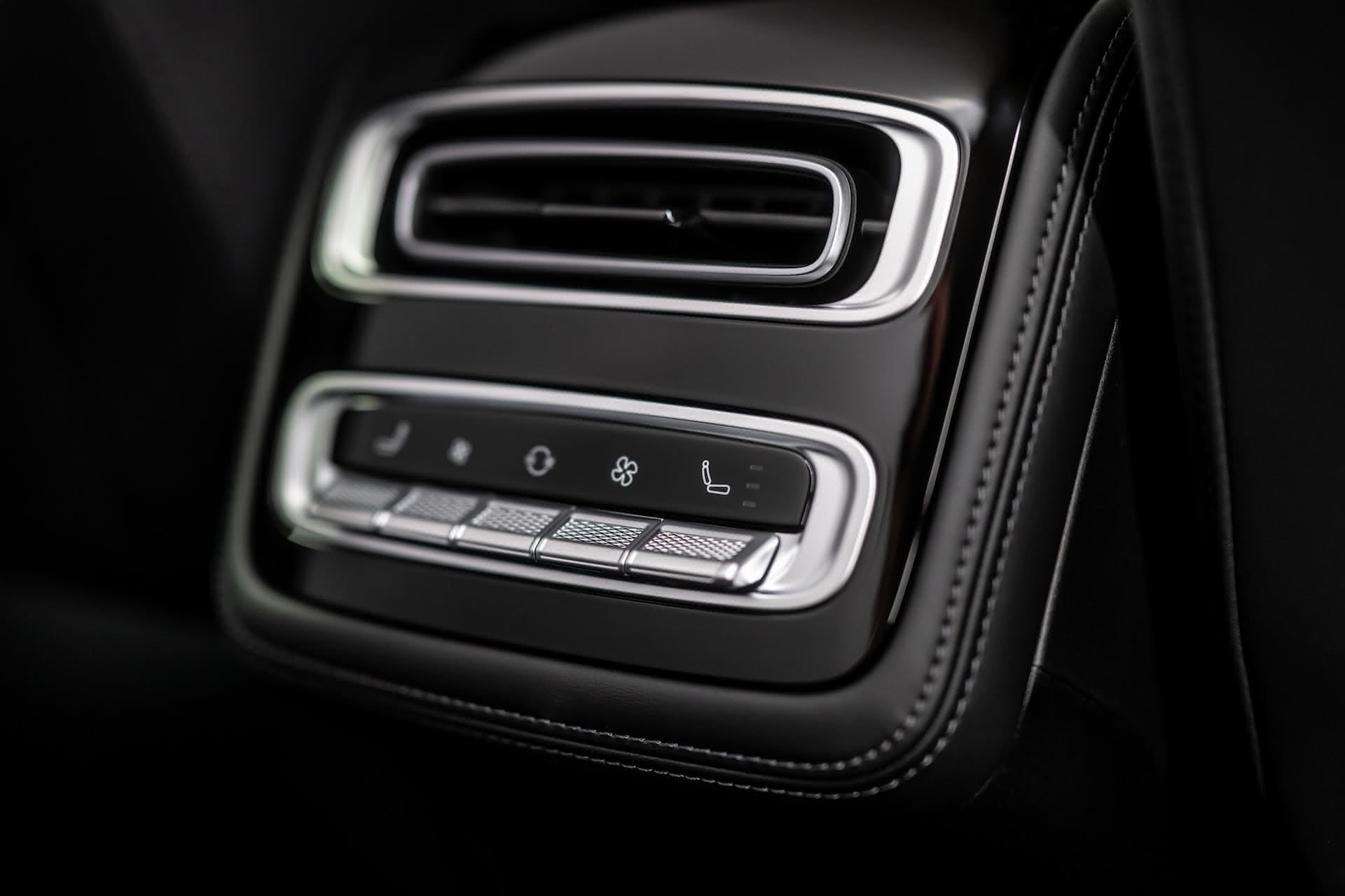 Air conditioning controls in the back seat of an Omoda 9