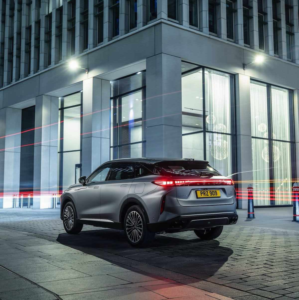 Lifestyle shot of the Omoda 9 electric hybrid in an urban setting