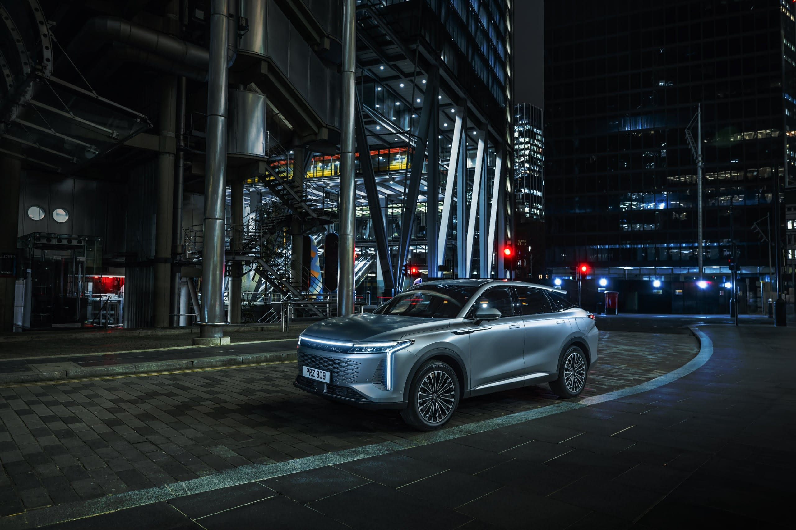 Lifestyle shot of the Omoda 9 electric hybrid in an industrial setting