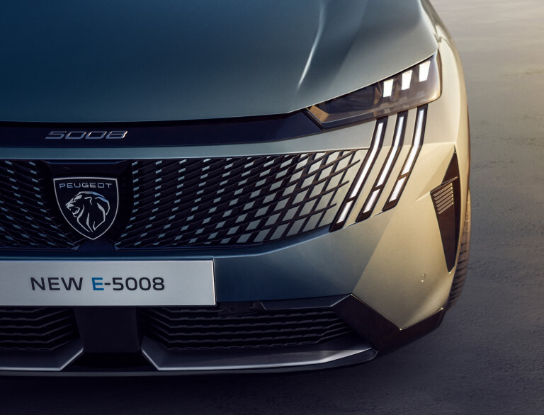 Close up front view of Peugeot 5008