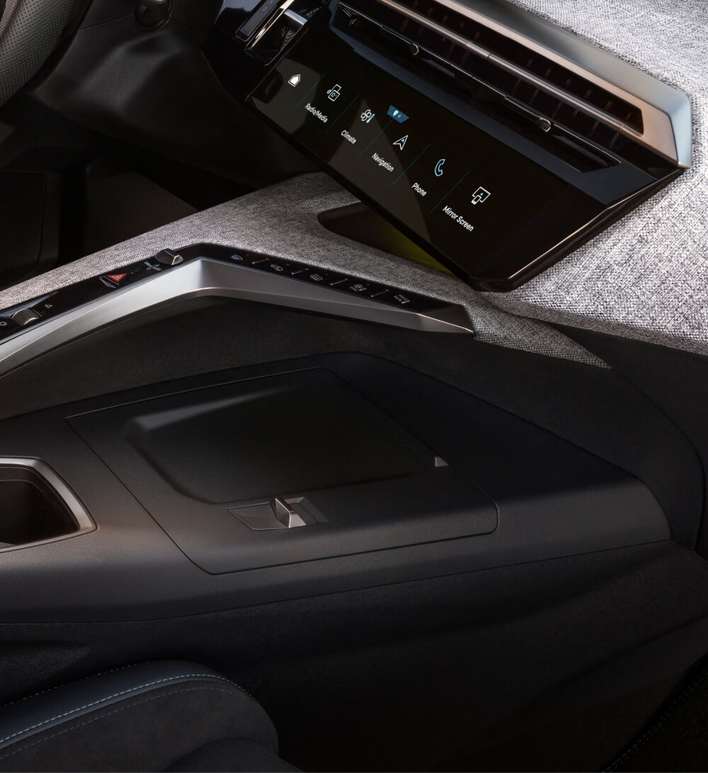Close up view of Peugeot 5008 interior technology
