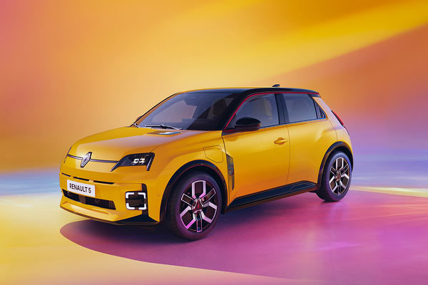 Front angled view of Renault 5