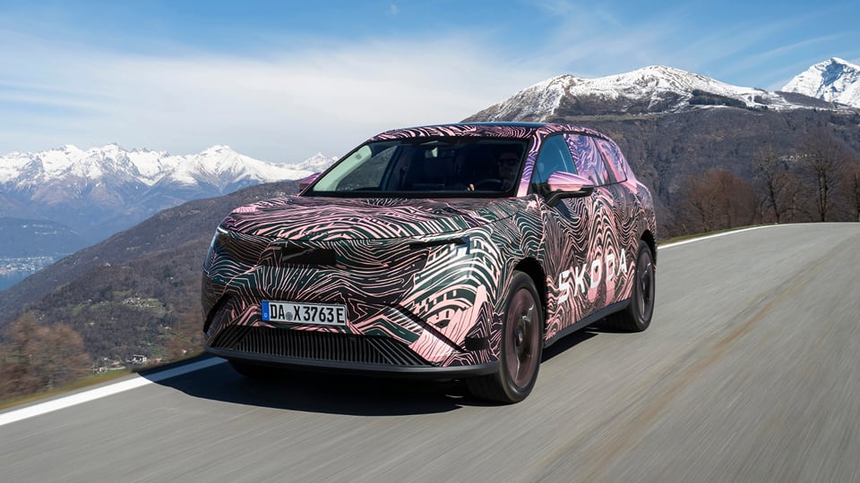 Front angled view of Skoda Peaq on the road with mountain background
