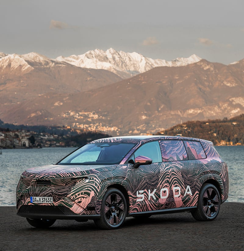 Front angled view of a Skoda Peaq parked with mountain in the background
