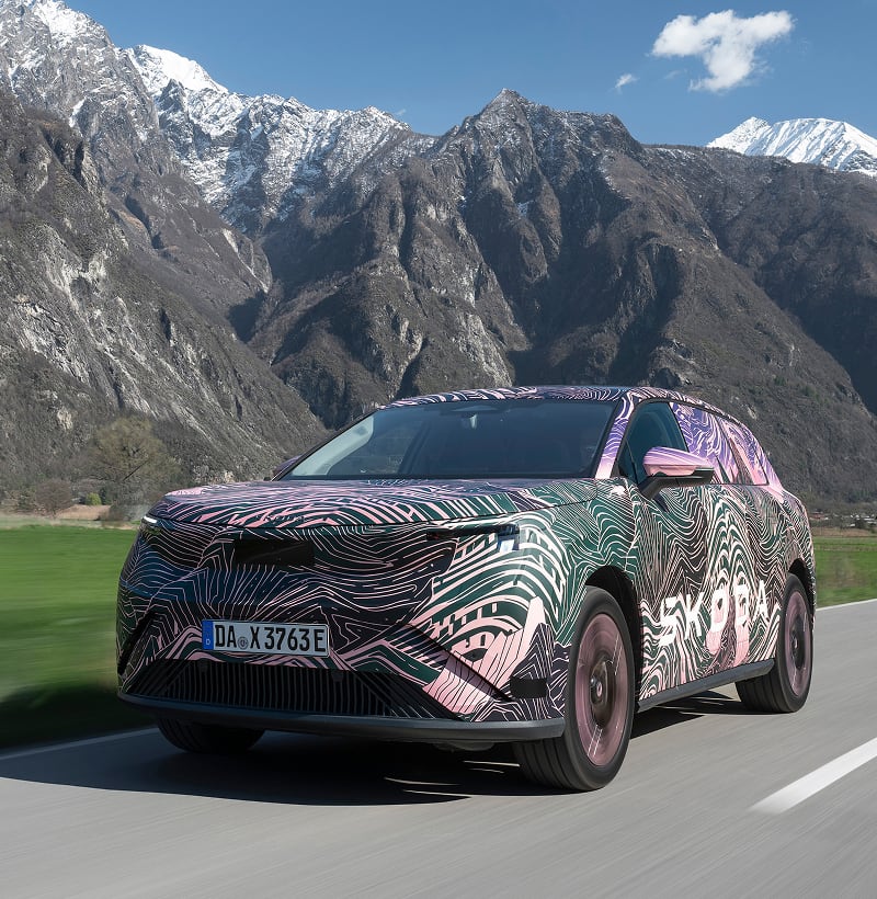 Front angled view of a Skoda Peaq driving with mountain in the background